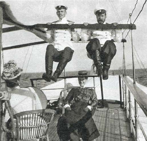 Николай II и Михаил Александрович на императорской яхте «Штандарт»