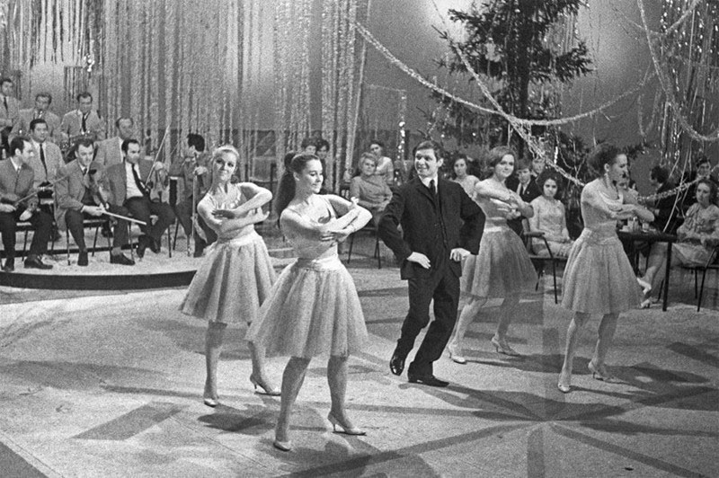 Певец Эдуард Хиль и танцевальный ансамбль «Алые паруса» во время выступления на Голубом огоньке. 1970 год