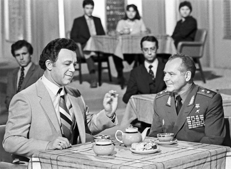 Народный артист РСФСР Иосиф Кобзон и летчик-космонавт СССР Герман Титов во время съемок телепередачи «Голубой огонек» в 1983 году.