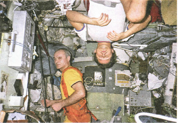На борту станции космонавты жили полноценной жизнью. И даже успевали заниматься физкультурой