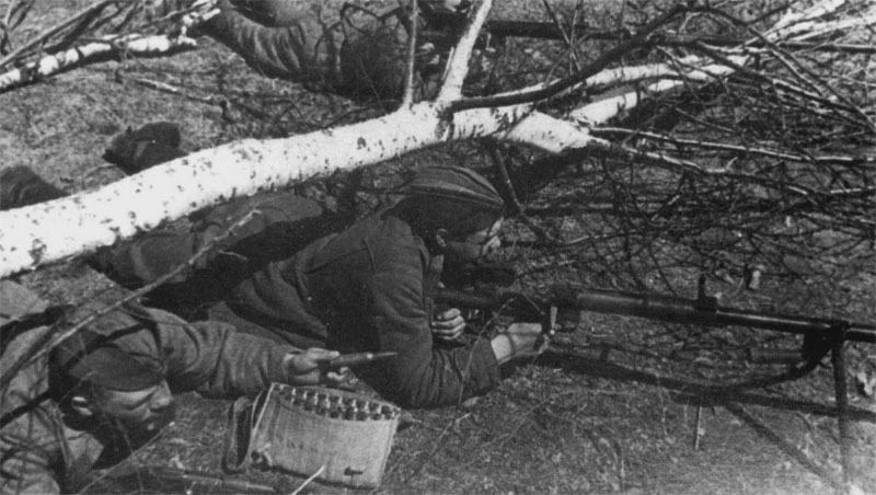 Советские бронебойщики на позиции