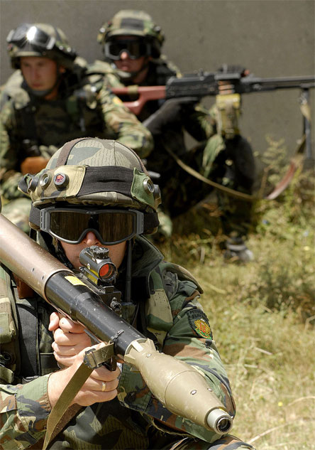 Болгарский солдат с гранатомётом РПГ-7, оснащённым коллиматорным прицелом